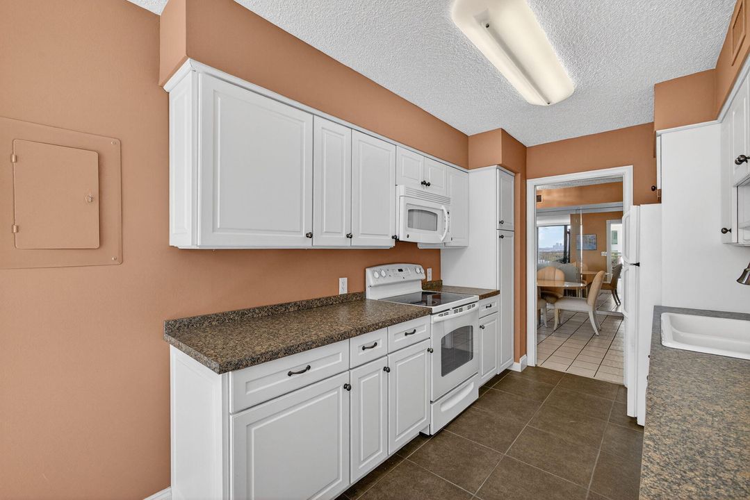 For Sale: $649,000 (2 beds, 2 baths, 1585 Square Feet)