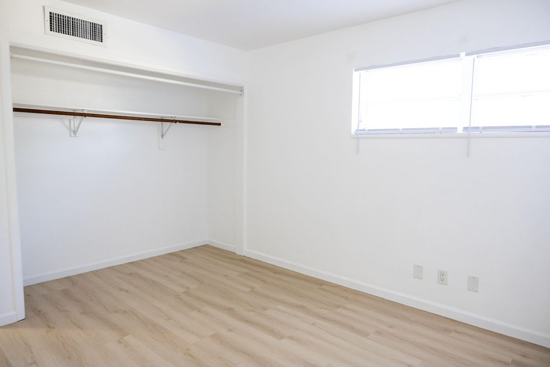 На продажу: $180,000 (1 спален, 1 ванн, 738 Квадратных фут)