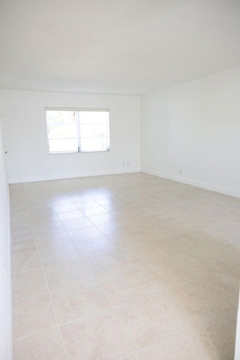 На продажу: $180,000 (1 спален, 1 ванн, 738 Квадратных фут)