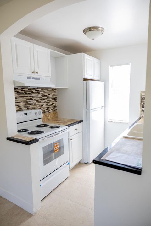 На продажу: $180,000 (1 спален, 1 ванн, 738 Квадратных фут)