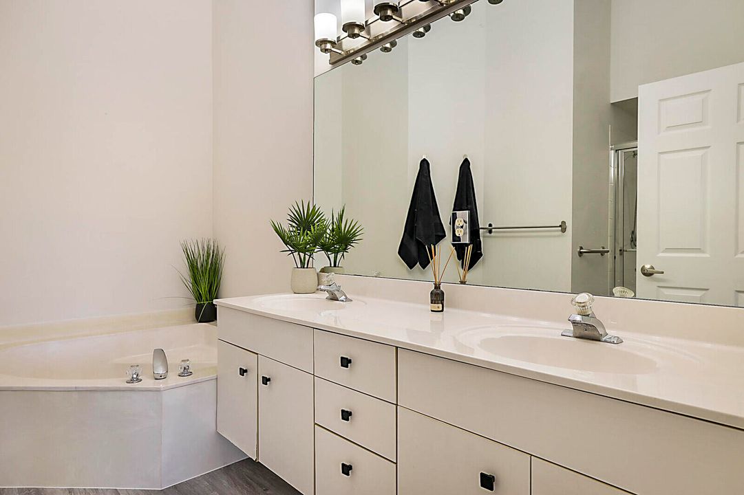 For Sale: $499,000 (3 beds, 2 baths, 1819 Square Feet)