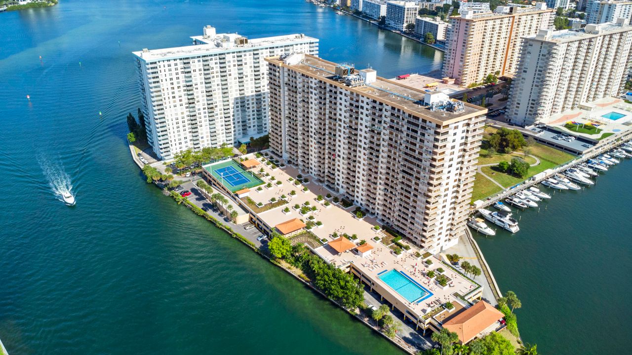 В аренду: $3,350 (2 спален, 2 ванн, 1240 Квадратных фут)