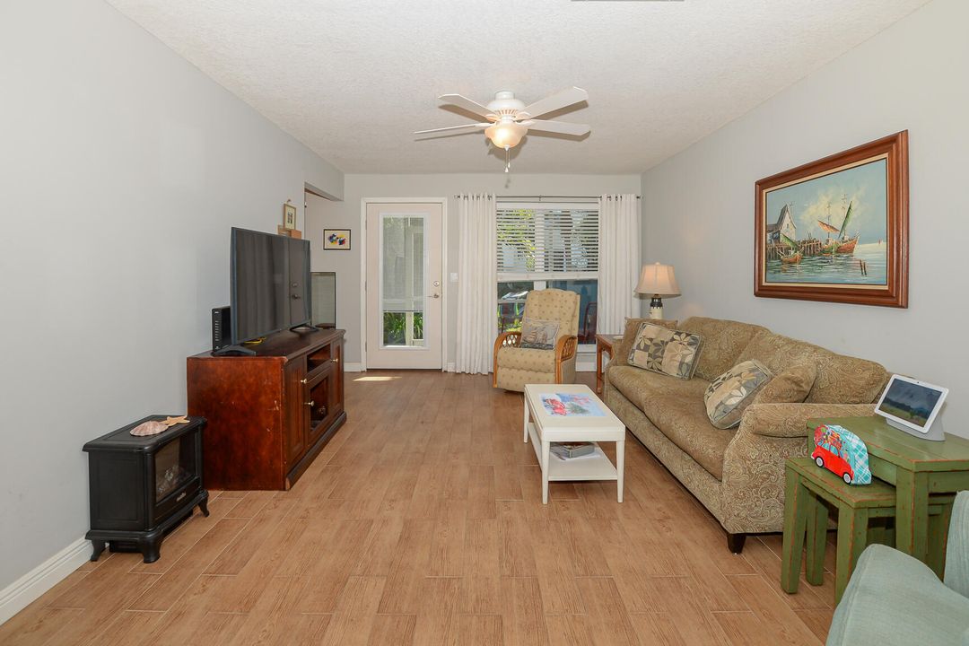 На продажу: $185,000 (2 спален, 1 ванн, 876 Квадратных фут)