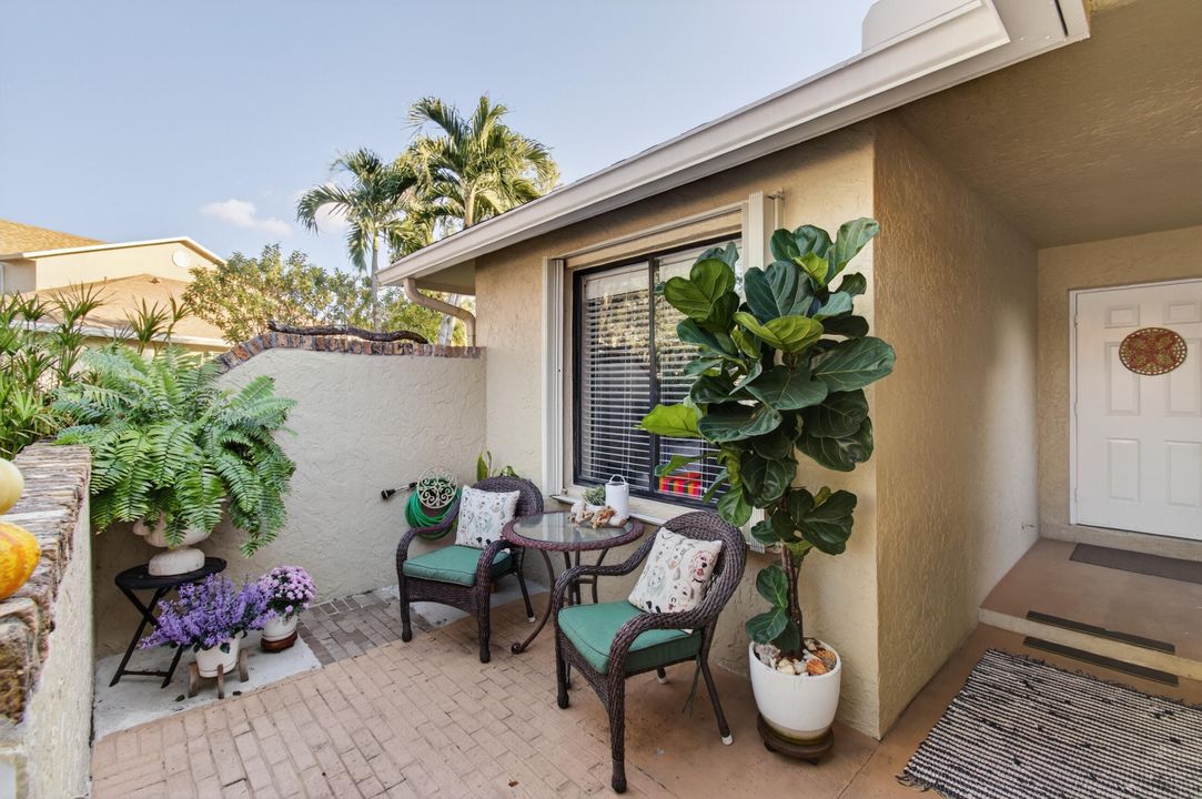 For Sale: $330,000 (2 beds, 2 baths, 1173 Square Feet)