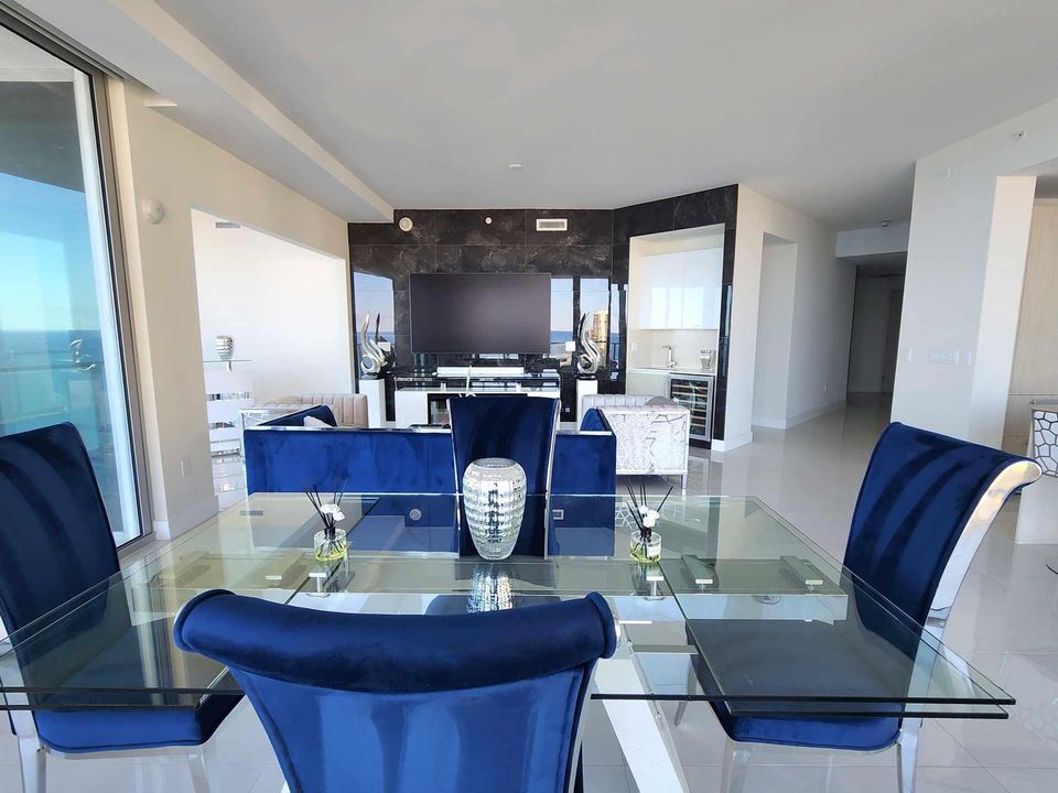 出租: $24,000 (2 贝兹, 2 浴室, 1917 平方英尺)