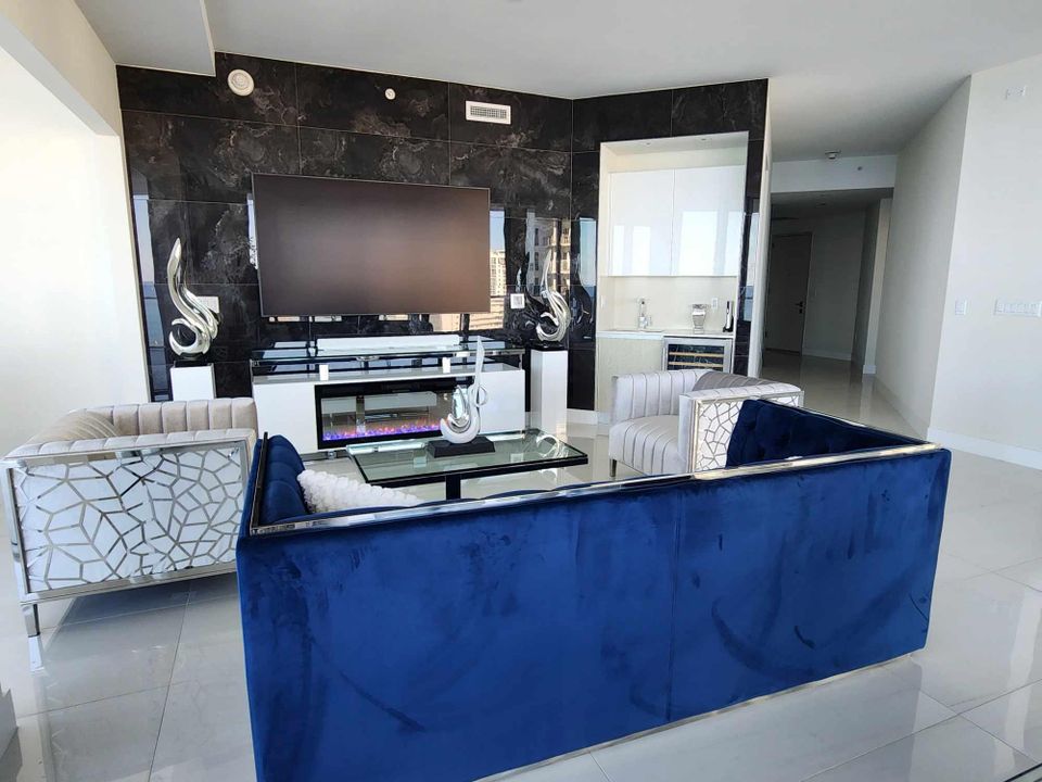 出租: $24,000 (2 贝兹, 2 浴室, 1917 平方英尺)