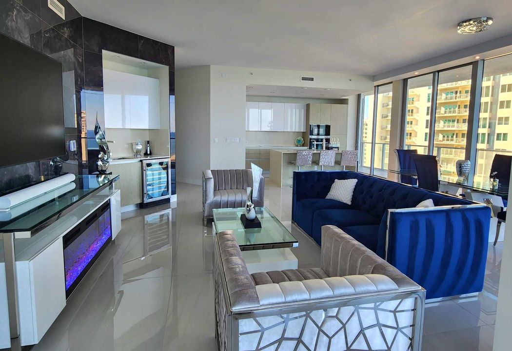 出租: $24,000 (2 贝兹, 2 浴室, 1917 平方英尺)