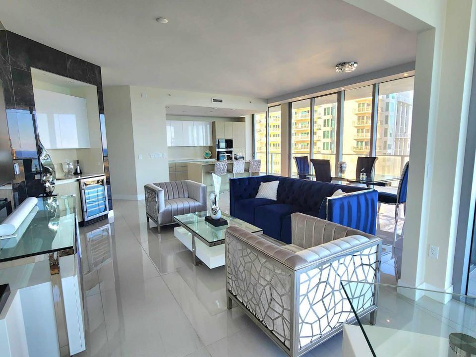 出租: $24,000 (2 贝兹, 2 浴室, 1917 平方英尺)