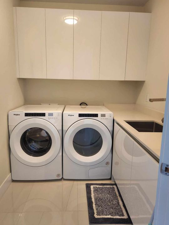 出租: $24,000 (2 贝兹, 2 浴室, 1917 平方英尺)