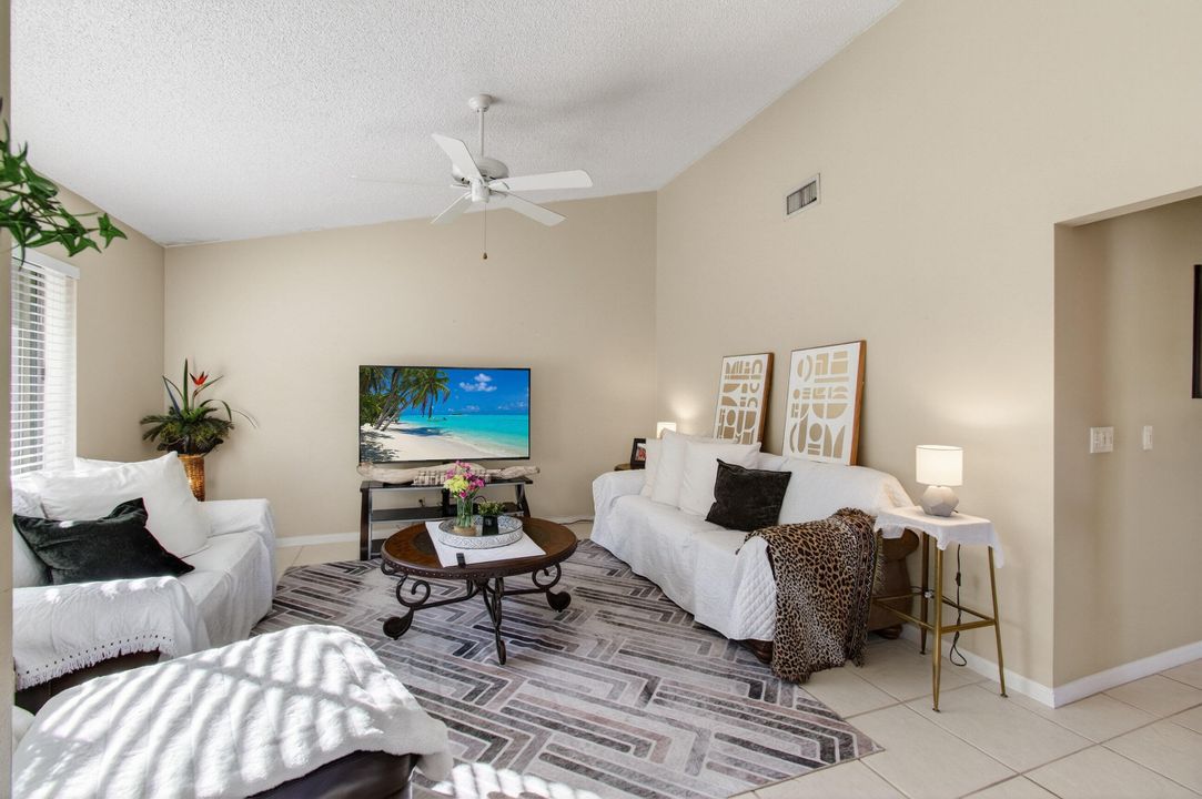 For Sale: $330,000 (2 beds, 2 baths, 1173 Square Feet)