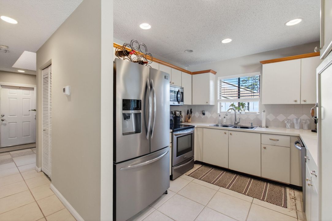 For Sale: $330,000 (2 beds, 2 baths, 1173 Square Feet)