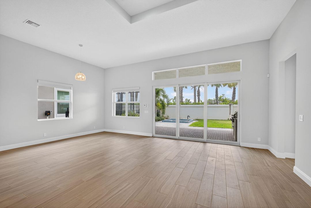 En Renta: $5,500 (3 camas, 2 baños, 2405 Pies cuadrados)