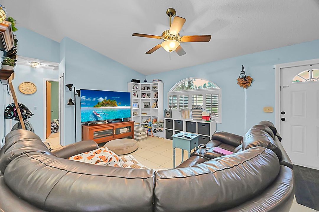 For Sale: $325,000 (3 beds, 2 baths, 1070 Square Feet)