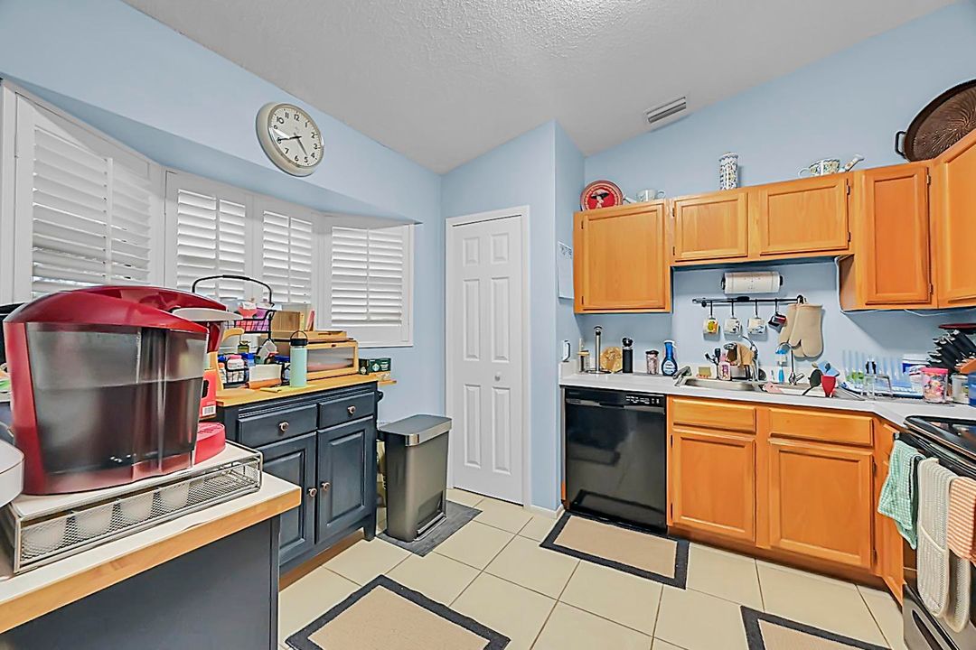 For Sale: $325,000 (3 beds, 2 baths, 1070 Square Feet)