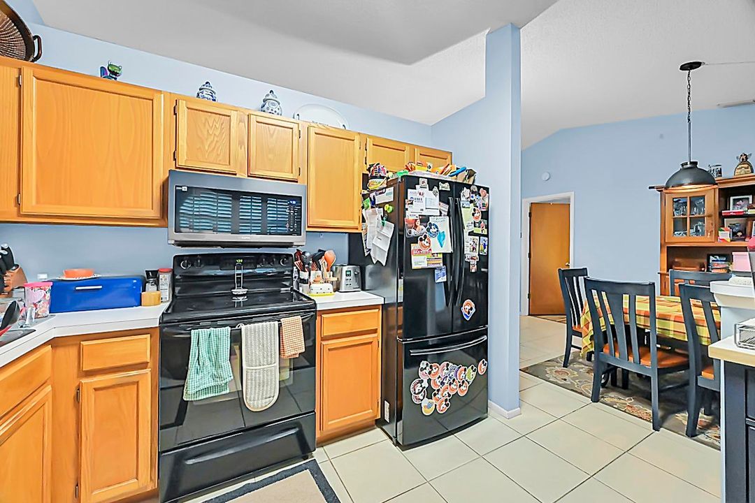 For Sale: $325,000 (3 beds, 2 baths, 1070 Square Feet)