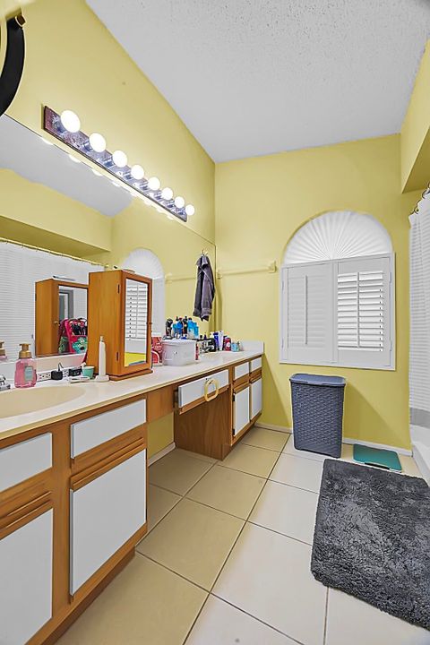 For Sale: $325,000 (3 beds, 2 baths, 1070 Square Feet)