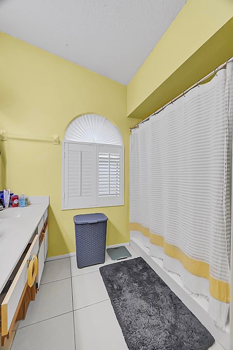 For Sale: $325,000 (3 beds, 2 baths, 1070 Square Feet)