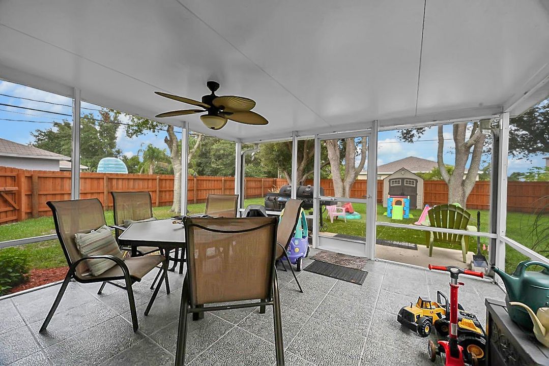 For Sale: $325,000 (3 beds, 2 baths, 1070 Square Feet)