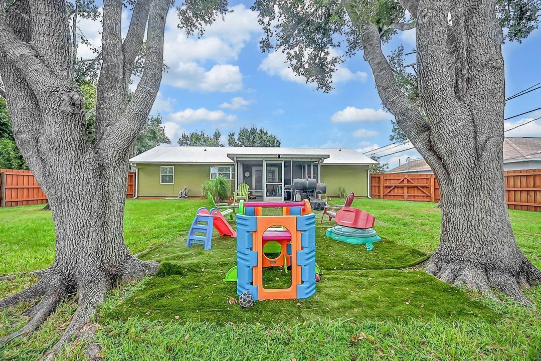 For Sale: $325,000 (3 beds, 2 baths, 1070 Square Feet)