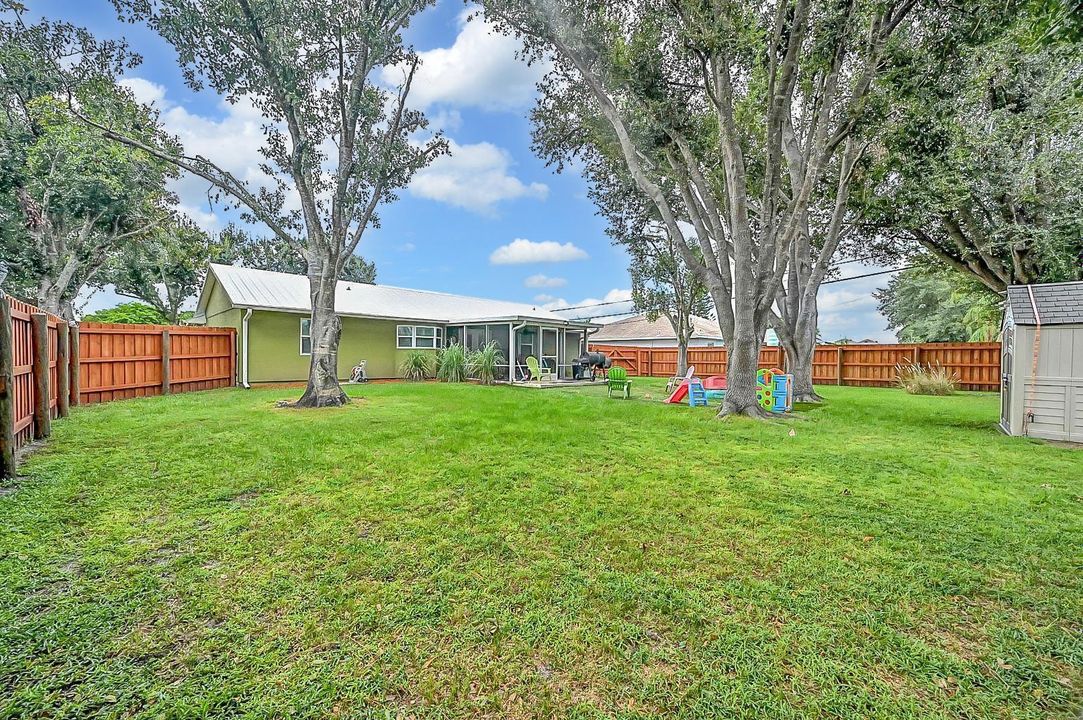 For Sale: $325,000 (3 beds, 2 baths, 1070 Square Feet)