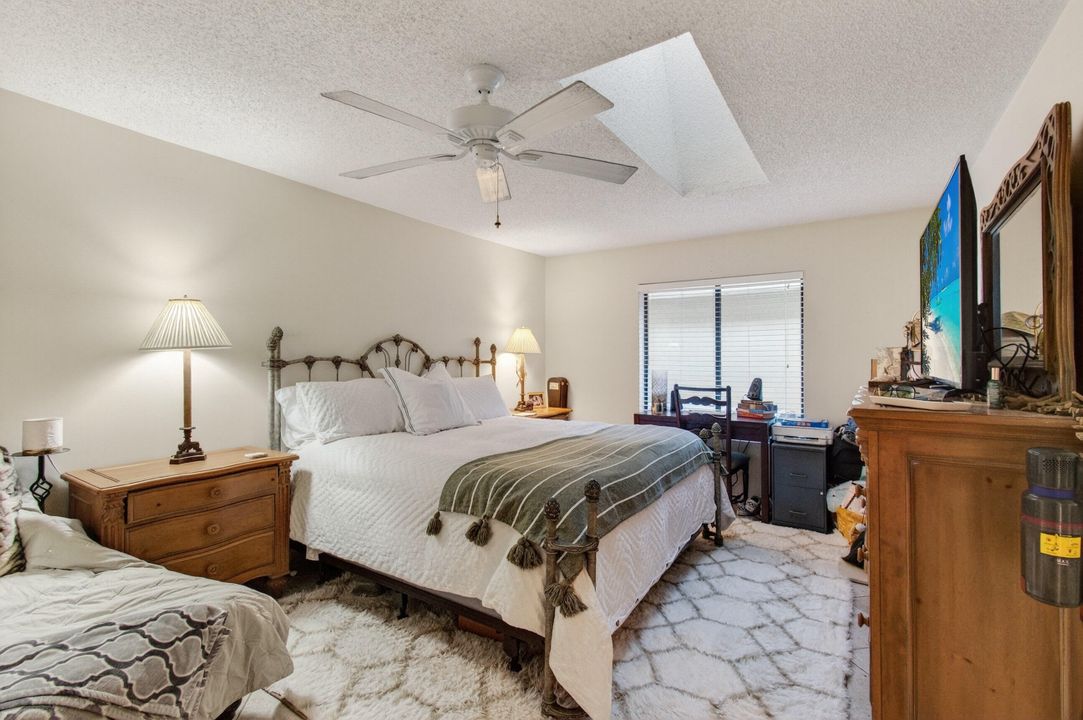 For Sale: $330,000 (2 beds, 2 baths, 1173 Square Feet)