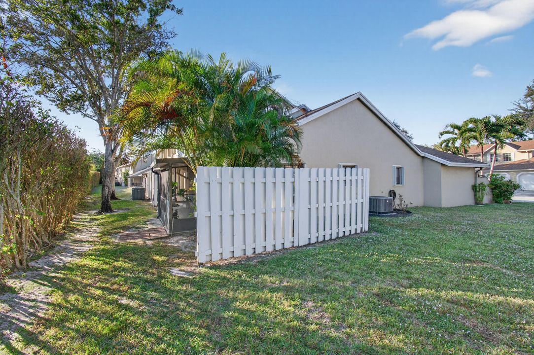 For Sale: $330,000 (2 beds, 2 baths, 1173 Square Feet)