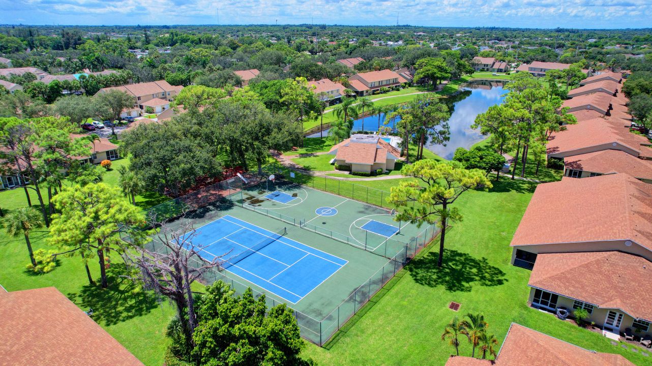 For Sale: $330,000 (2 beds, 2 baths, 1173 Square Feet)