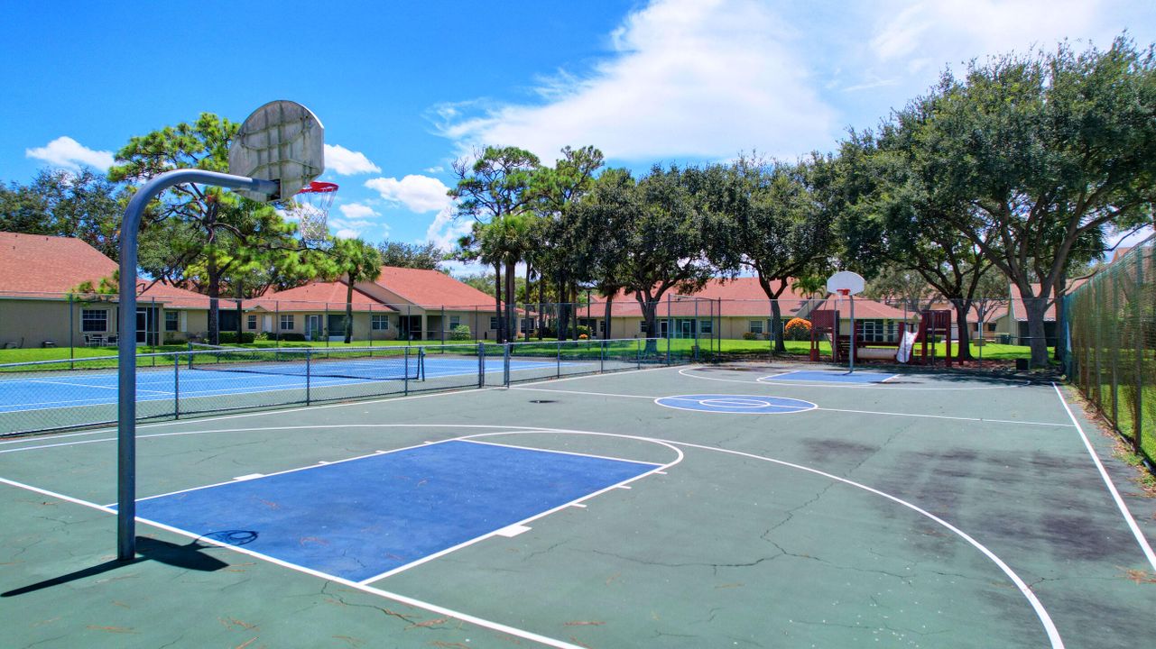 For Sale: $330,000 (2 beds, 2 baths, 1173 Square Feet)