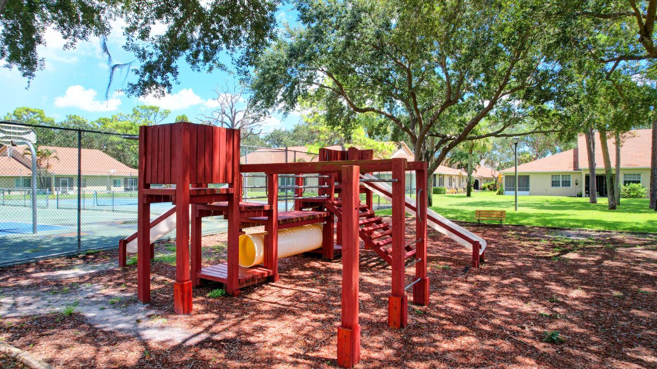 For Sale: $330,000 (2 beds, 2 baths, 1173 Square Feet)