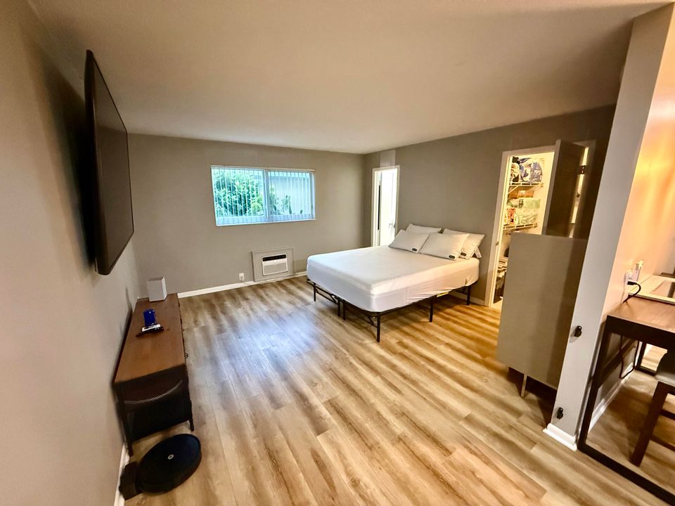 For Sale: $155,000 (1 beds, 1 baths, 430 Square Feet)