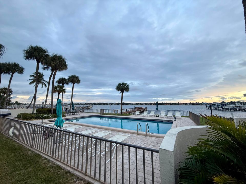 For Sale: $155,000 (1 beds, 1 baths, 430 Square Feet)