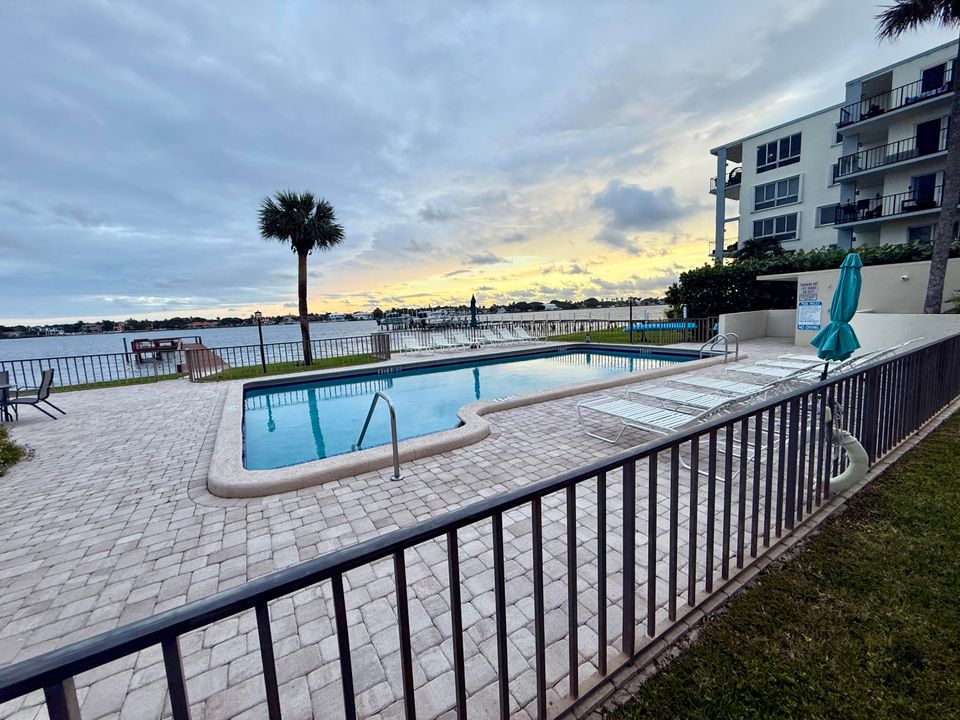 For Sale: $155,000 (1 beds, 1 baths, 430 Square Feet)