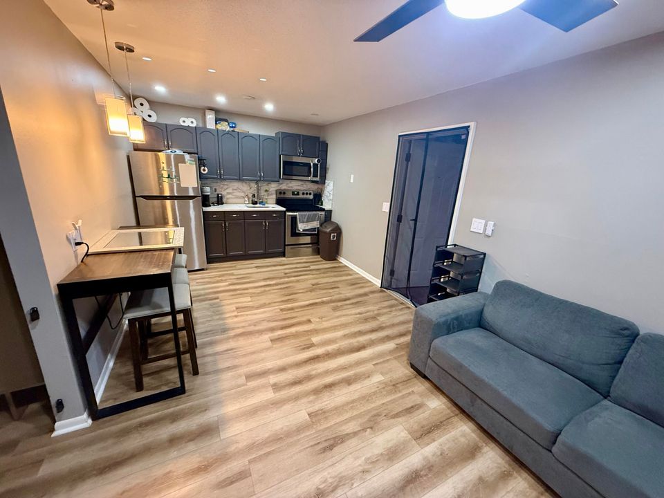 For Sale: $155,000 (1 beds, 1 baths, 430 Square Feet)
