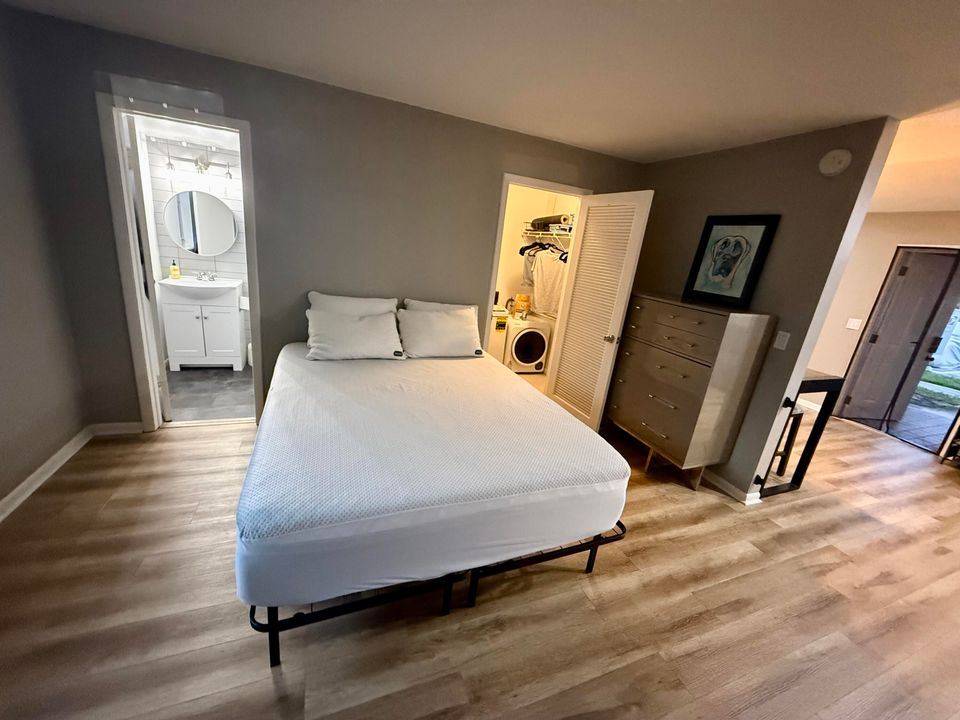 For Sale: $155,000 (1 beds, 1 baths, 430 Square Feet)