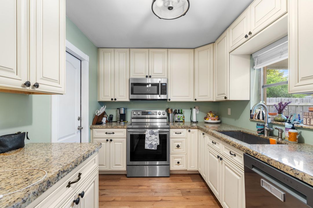 For Sale: $559,000 (3 beds, 2 baths, 1297 Square Feet)