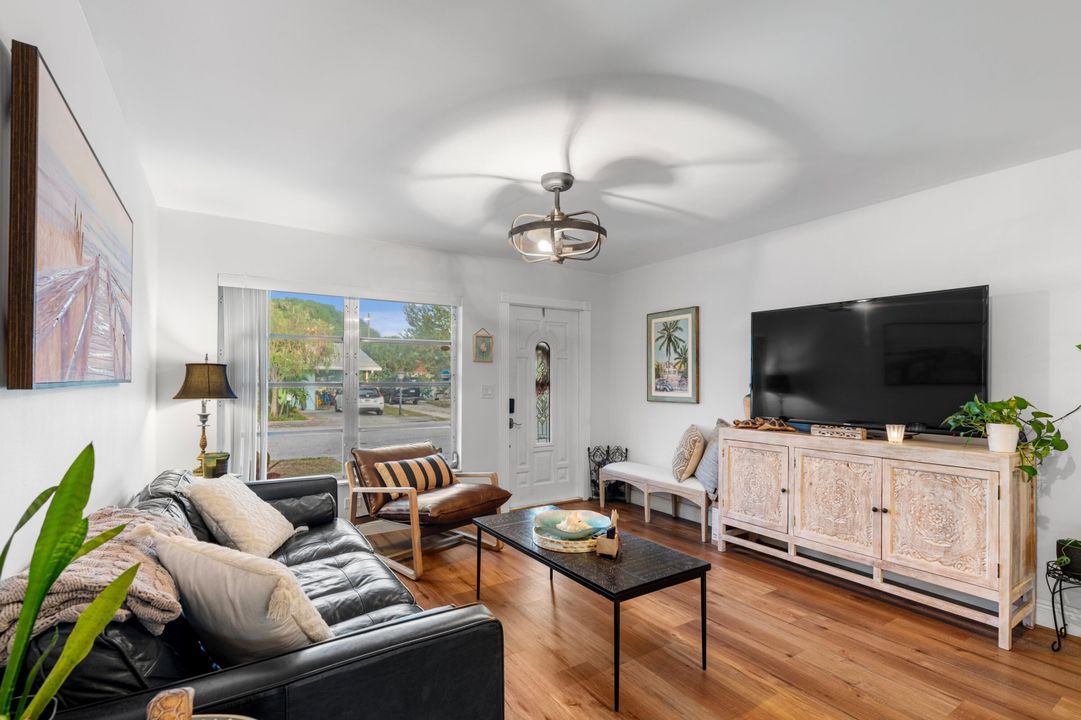 For Sale: $559,000 (3 beds, 2 baths, 1297 Square Feet)