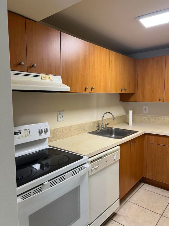 出租: $1,750 (2 贝兹, 1 浴室, 800 平方英尺)