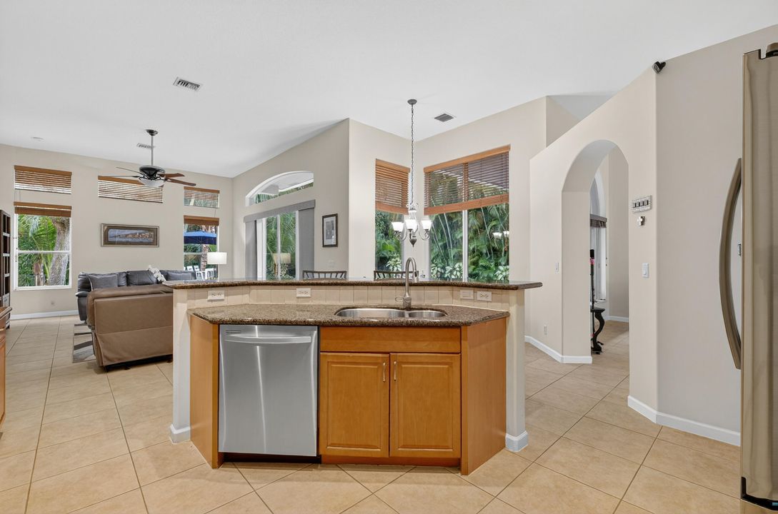 For Sale: $989,000 (4 beds, 3 baths, 2774 Square Feet)