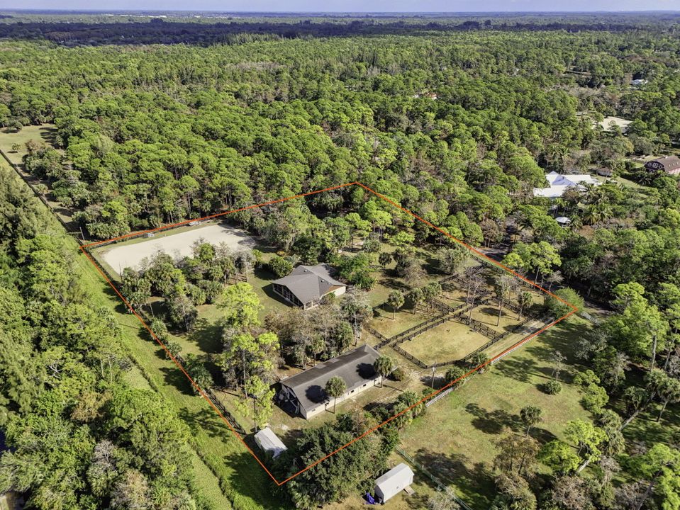 Под контрактом: $1,350,000 (3 спален, 2 ванн, 2240 Квадратных фут)