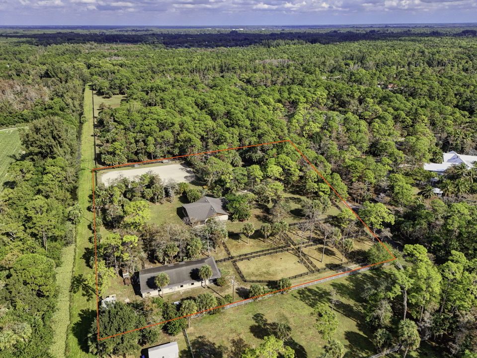 Под контрактом: $1,350,000 (3 спален, 2 ванн, 2240 Квадратных фут)