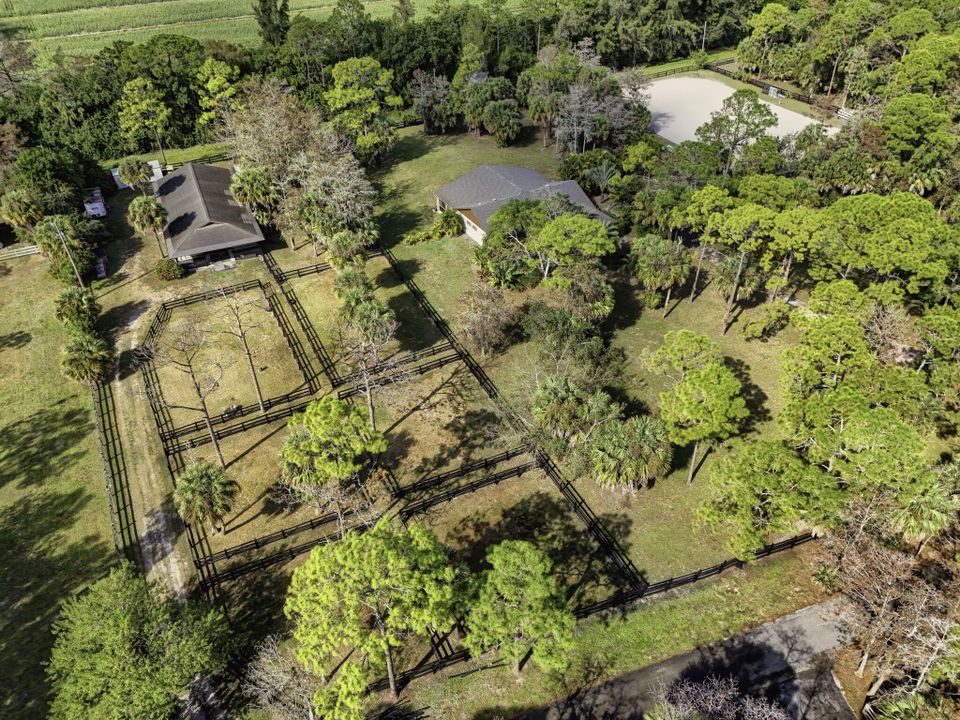 Под контрактом: $1,350,000 (3 спален, 2 ванн, 2240 Квадратных фут)