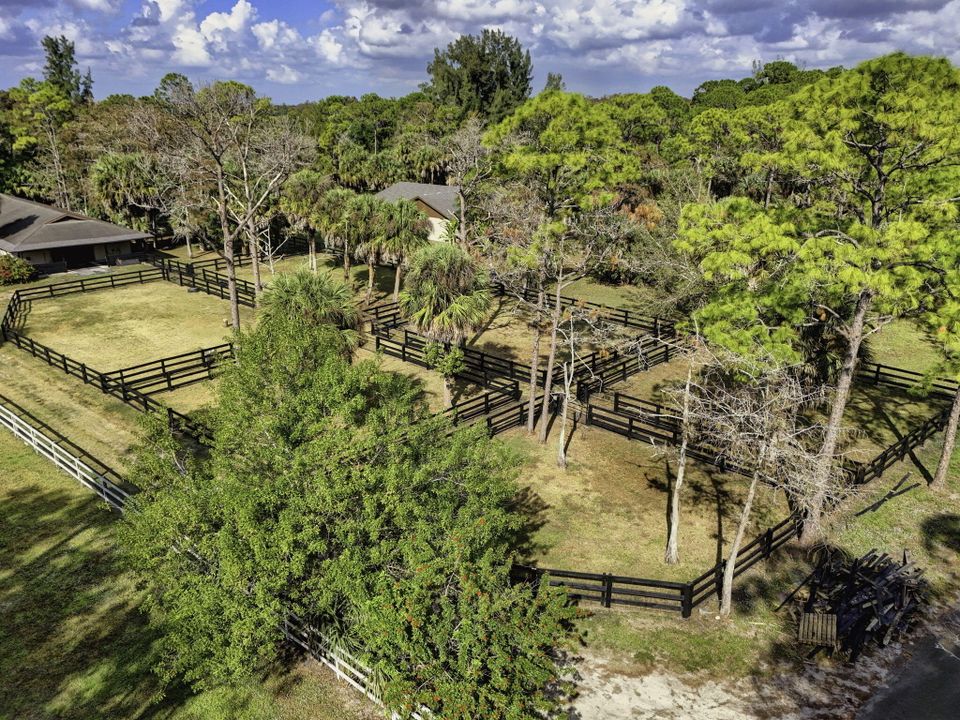 Под контрактом: $1,350,000 (3 спален, 2 ванн, 2240 Квадратных фут)