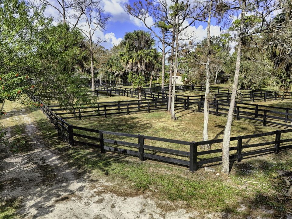 Под контрактом: $1,350,000 (3 спален, 2 ванн, 2240 Квадратных фут)