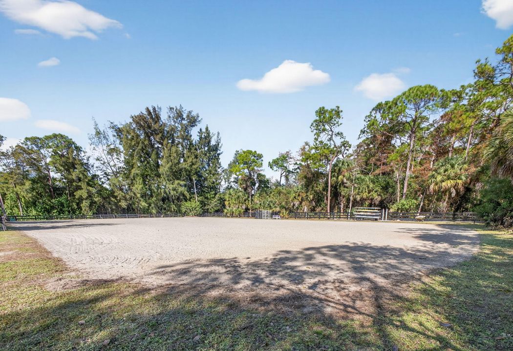 Под контрактом: $1,350,000 (3 спален, 2 ванн, 2240 Квадратных фут)