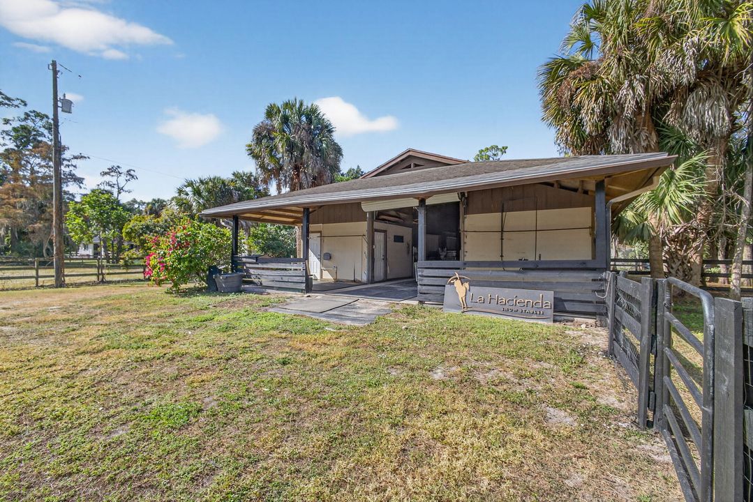 Под контрактом: $1,350,000 (3 спален, 2 ванн, 2240 Квадратных фут)