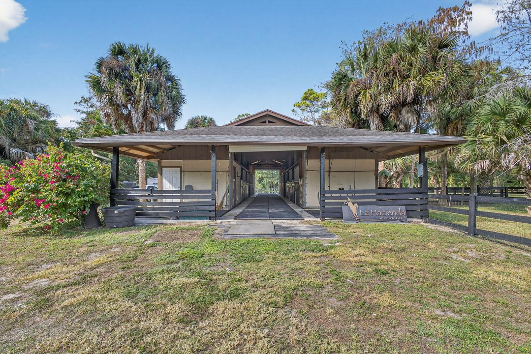 Под контрактом: $1,350,000 (3 спален, 2 ванн, 2240 Квадратных фут)