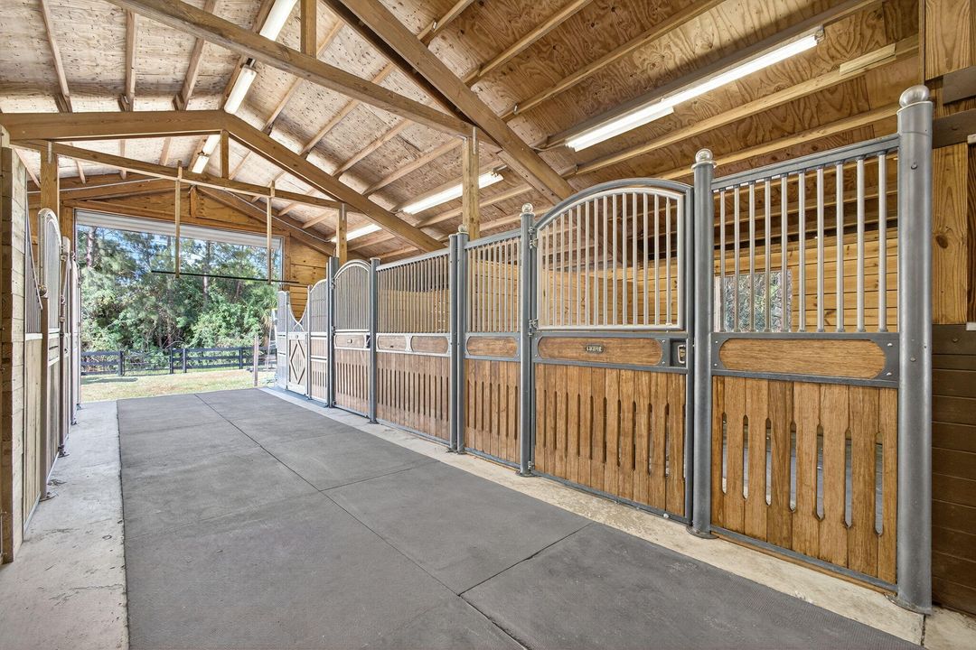 Под контрактом: $1,350,000 (3 спален, 2 ванн, 2240 Квадратных фут)