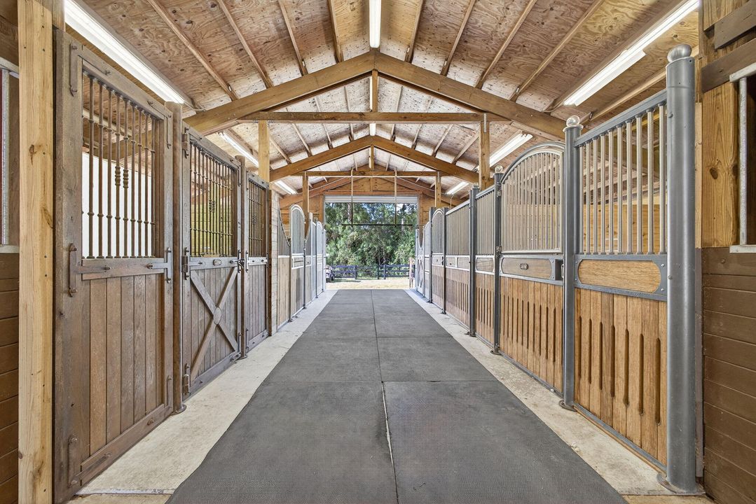 Под контрактом: $1,350,000 (3 спален, 2 ванн, 2240 Квадратных фут)