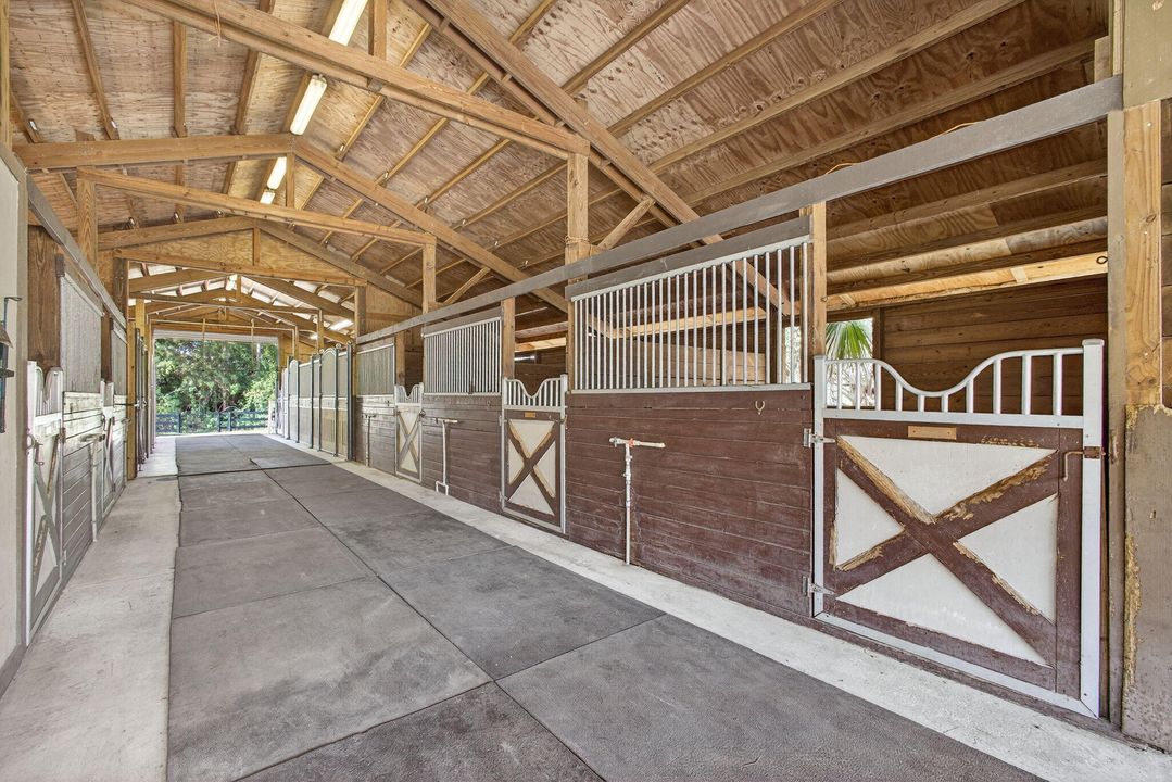 Под контрактом: $1,350,000 (3 спален, 2 ванн, 2240 Квадратных фут)