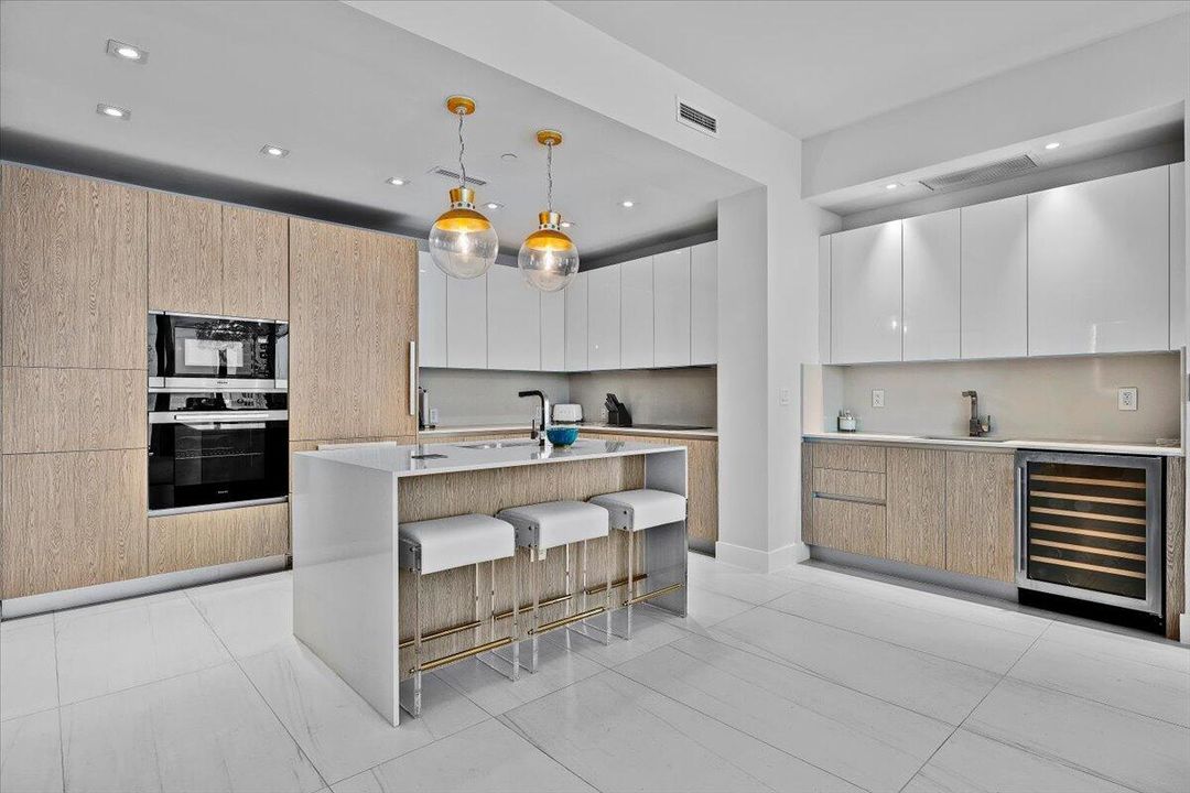 For Sale: $1,975,000 (2 beds, 2 baths, 1449 Square Feet)